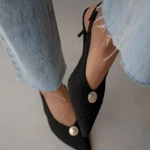 Тара црни чевли со паричка