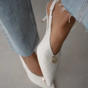 Тара бели чевли со паричка