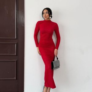 Фустан со светкав материјал