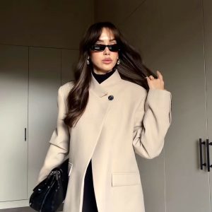 Сако со копче на јаката