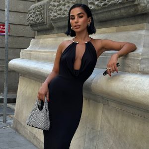 Фустан со златна алка на врат